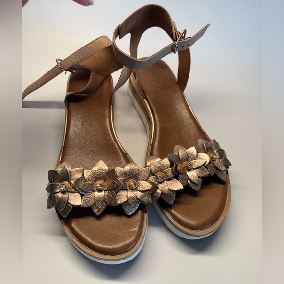 inuovo Shoes - NWOT Inuovo gold platform comfort sandals size EU 39 US 8.5
